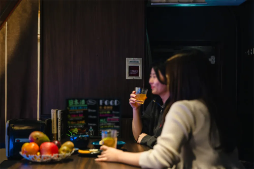 カウンターでドリンクを提供するオーナー