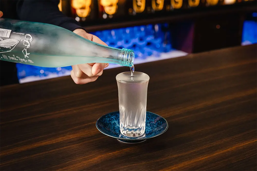 日本酒を注ぐ様子
